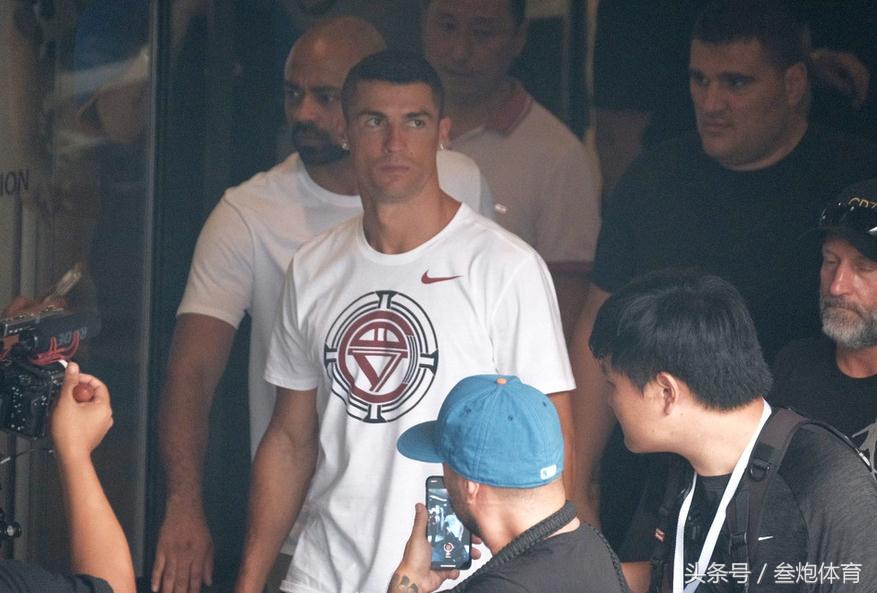 c罗中国行最震撼的一次,烈日炎炎也阻挡不了我们的足球梦