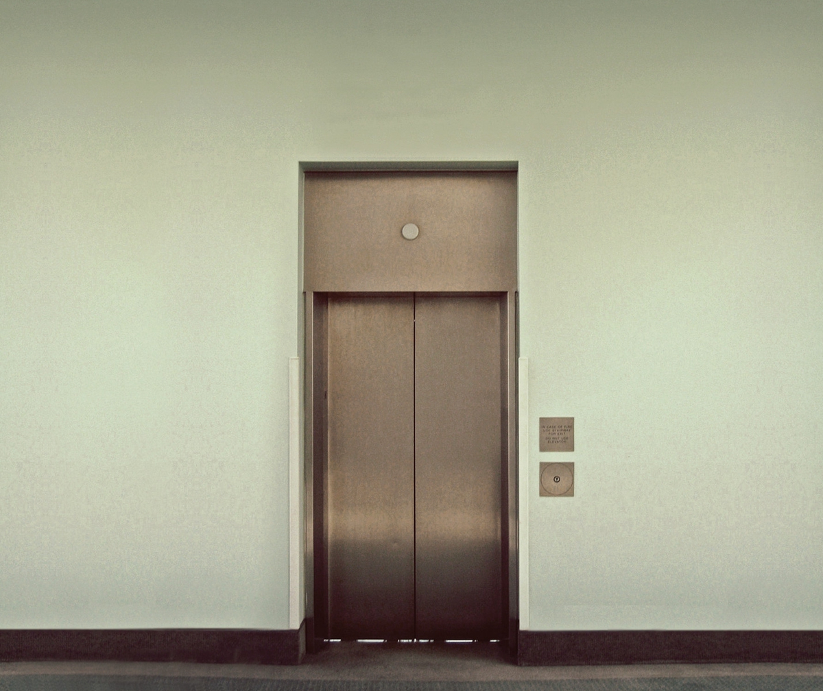 买的家具入户门进不去,刚搬新家所有门都出问题