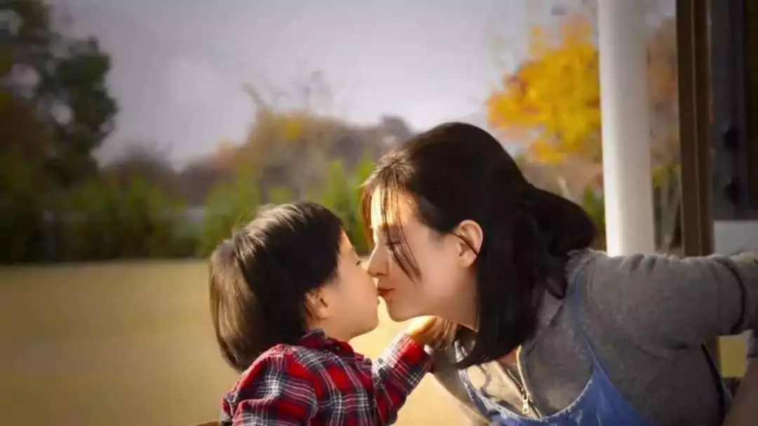 李英爱52岁状态,李英爱长发短发对比图片