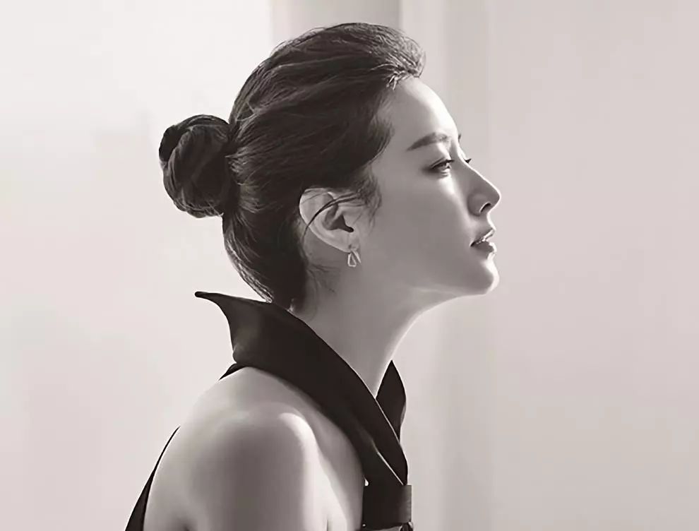 李英爱52岁状态,李英爱长发短发对比图片