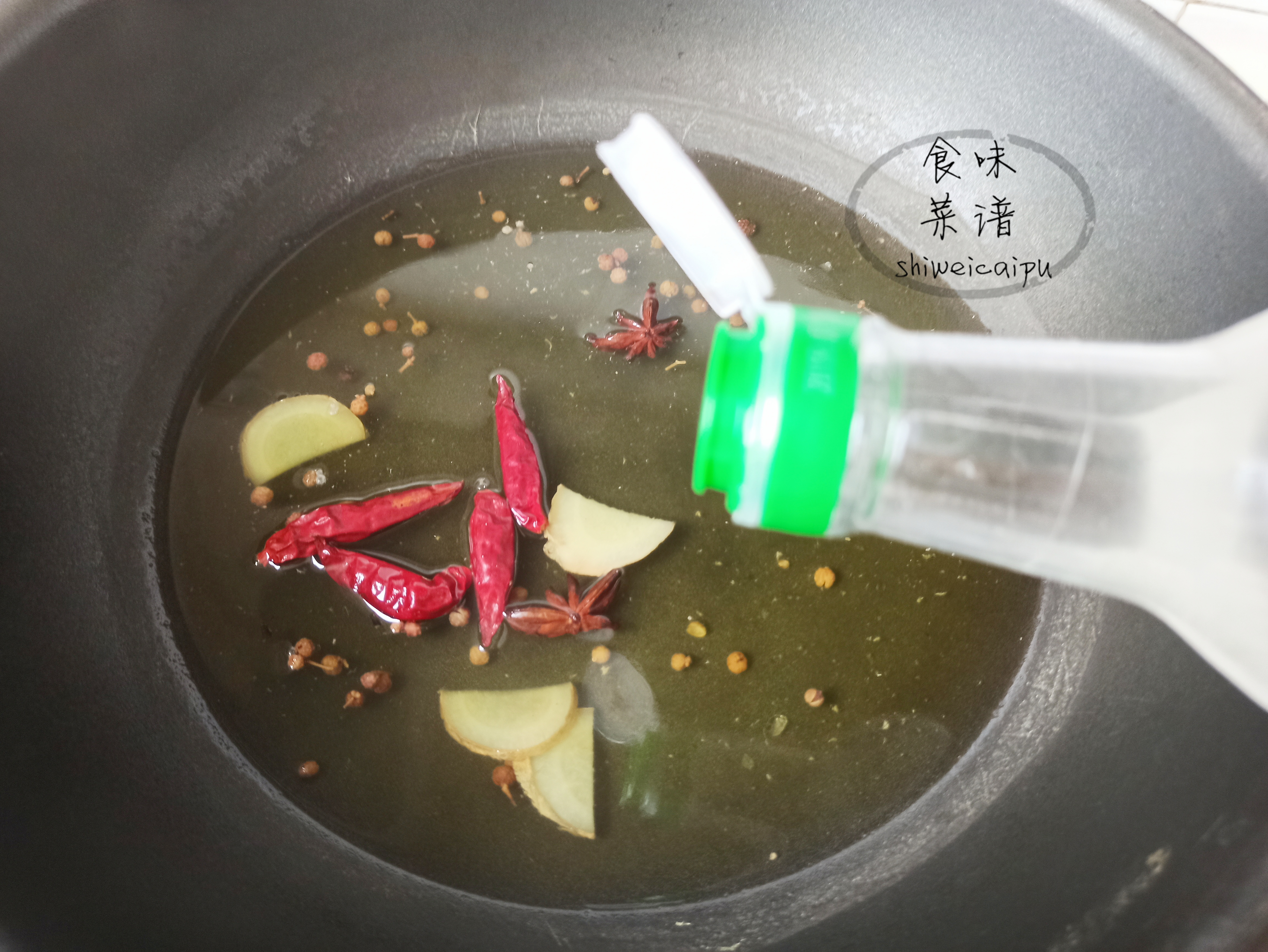 这才是腌蒜薹的正确做法，酸甜脆爽，如翡翠碧玉一般，一年坏不了