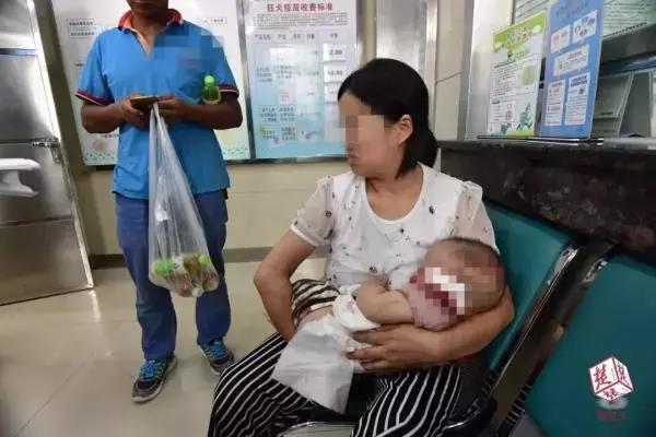 遛狗拴绳采访,市民出行遛狗不拴绳记者暗访