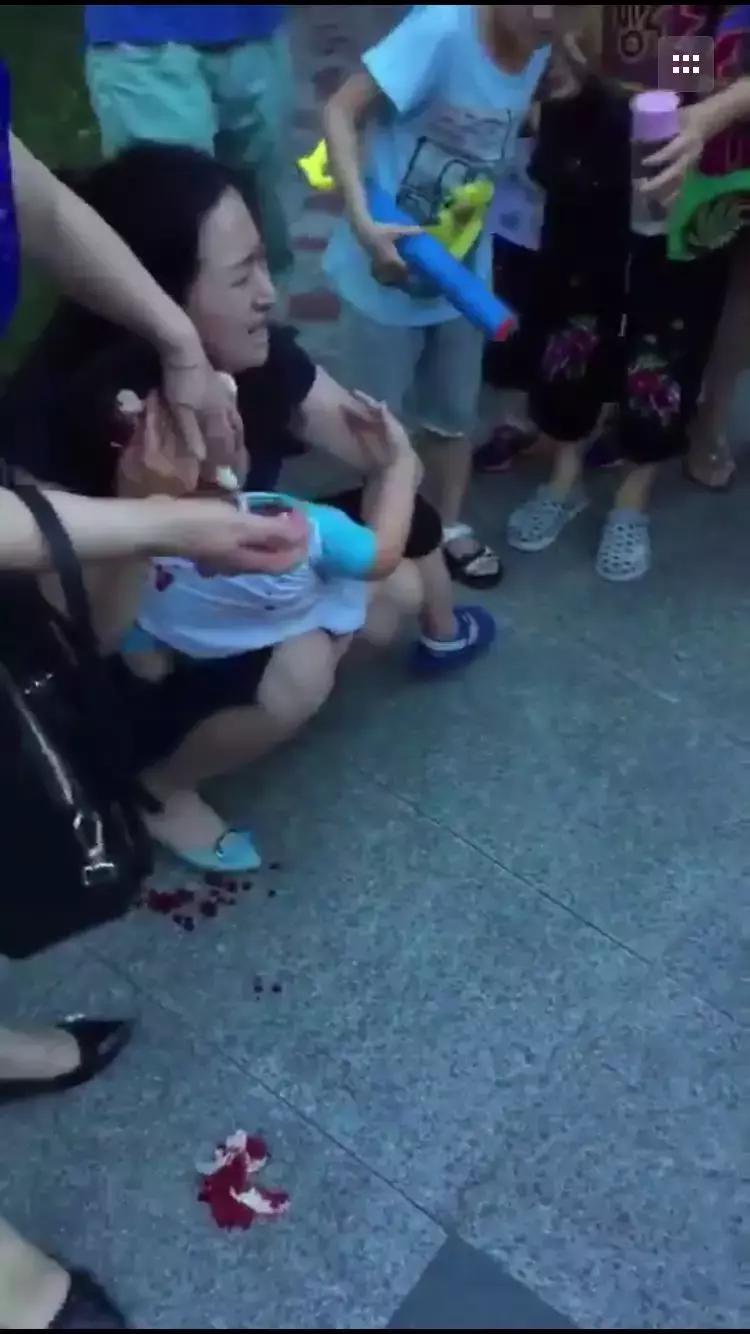 遛狗拴绳采访,市民出行遛狗不拴绳记者暗访