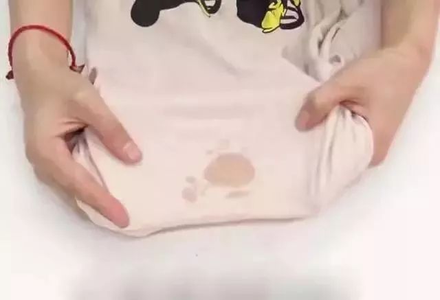 白色衣服上的油渍怎么去除小窍门,衣服沾上顽固油渍怎么清洗