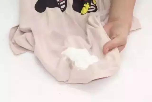 白色衣服上的油渍怎么去除小窍门,衣服沾上顽固油渍怎么清洗