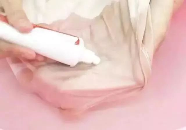 白色衣服上的油渍怎么去除小窍门,衣服沾上顽固油渍怎么清洗