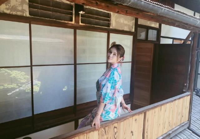 斗鱼张琪格穷得只能吃馒头蘸酱?直播这块真的不好混啊