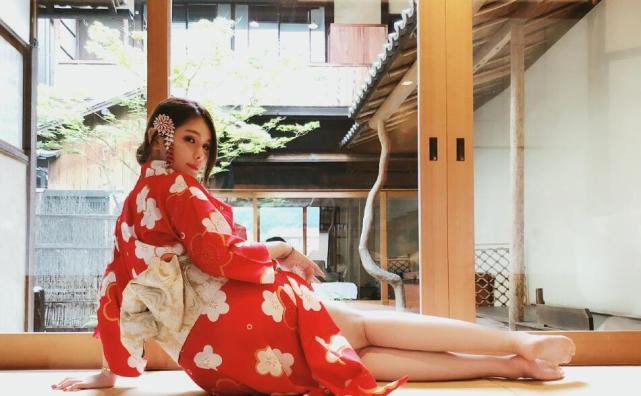 斗鱼张琪格穷得只能吃馒头蘸酱?直播这块真的不好混啊