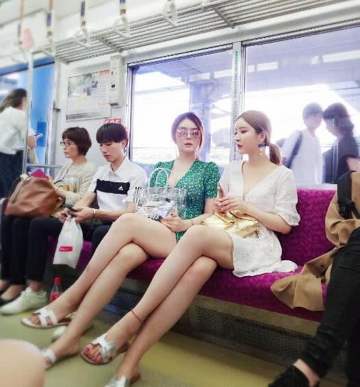 斗鱼张琪格穷得只能吃馒头蘸酱?直播这块真的不好混啊