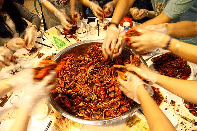 小龙虾夜宵美食最近最火爆的,小龙虾永恒之巅