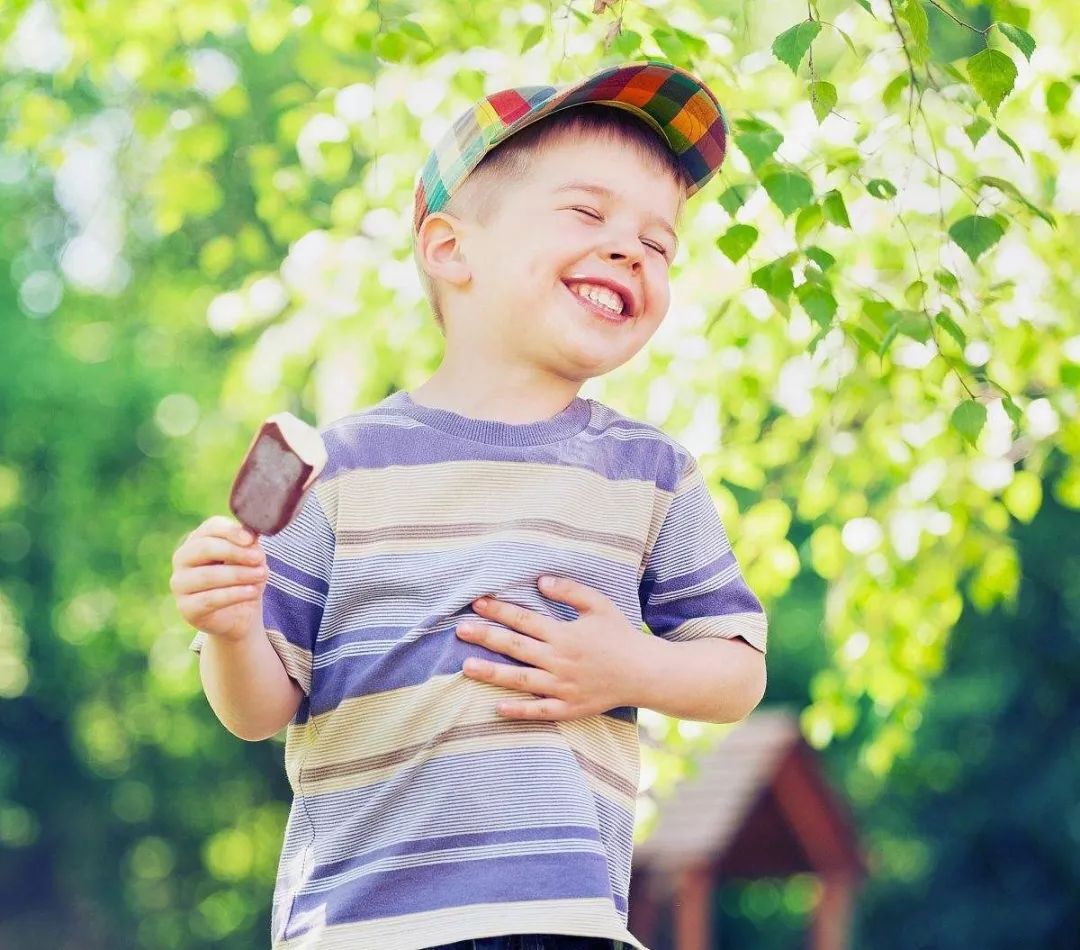 怎么对付熊孩子吃冰淇淋,冬天吃雪糕对付熊孩子