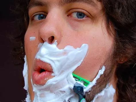 青春期胡子会不会越刮越多越粗,两三天刮一次胡子会越来越粗吗