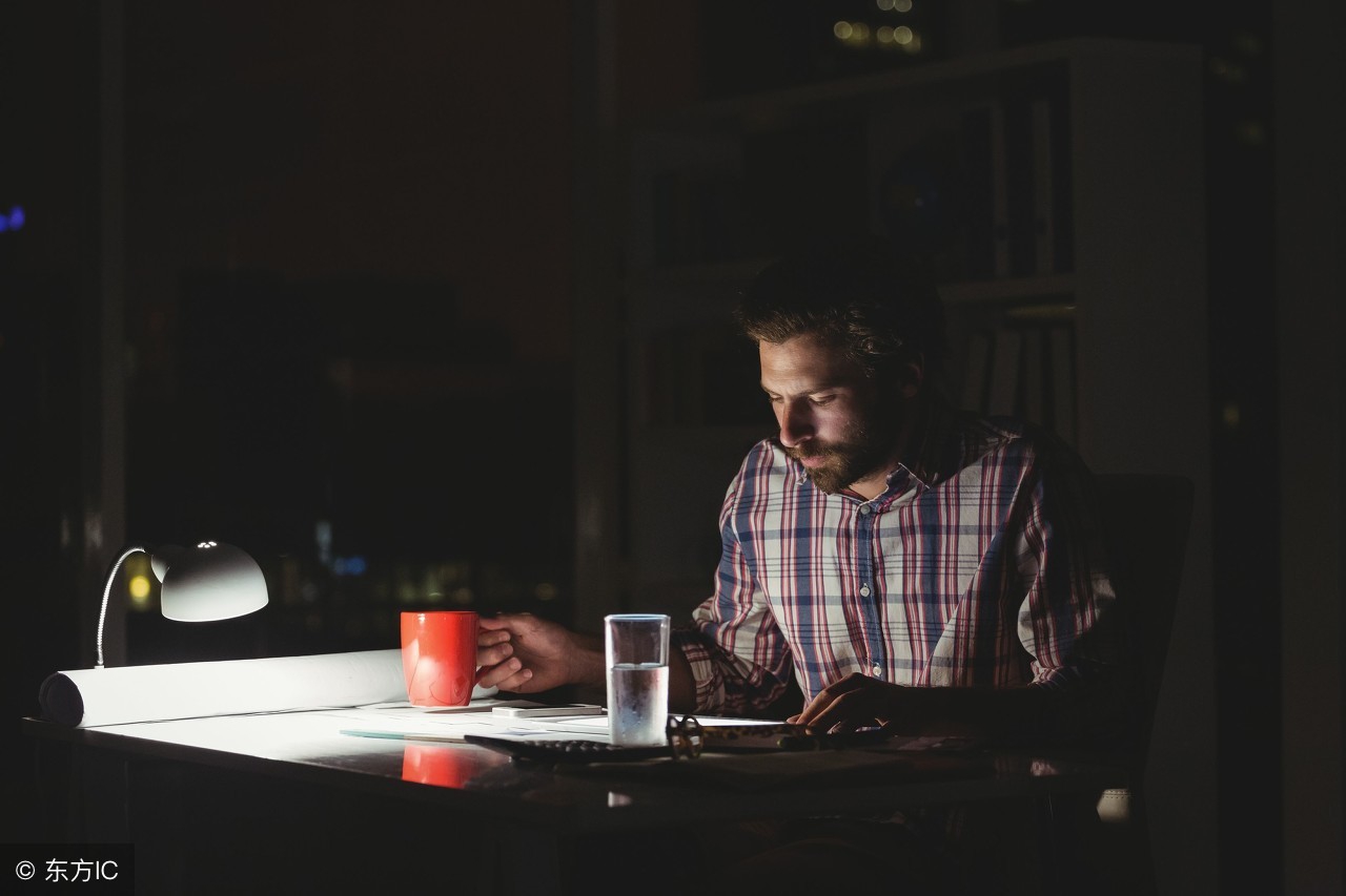 鼻子上的黑头挤压过程,鼻子上黑头怎么去掉学生
