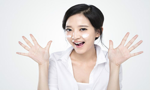 擦了水乳霜脸很油什么原因,为什么涂完乳液面霜感觉脸很油