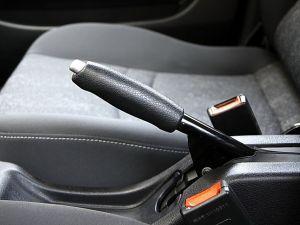 忘了拉手刹交通事故视频,司机忘了拉手刹