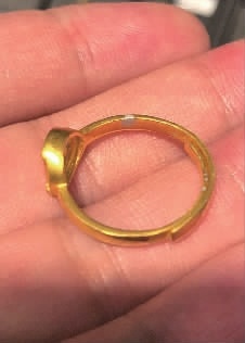 黄金戒指买回来发现有瑕疵,黄金戒指表面变色发白是假货吗