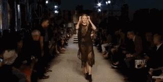 模特t台走秀跌倒视频,模特t台摔倒看着都疼