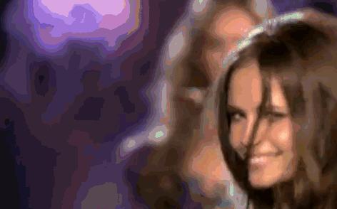 模特t台走秀跌倒视频,模特t台摔倒看着都疼