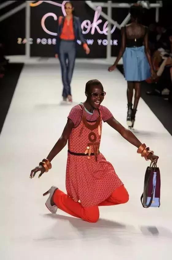 模特t台走秀跌倒视频,模特t台摔倒看着都疼