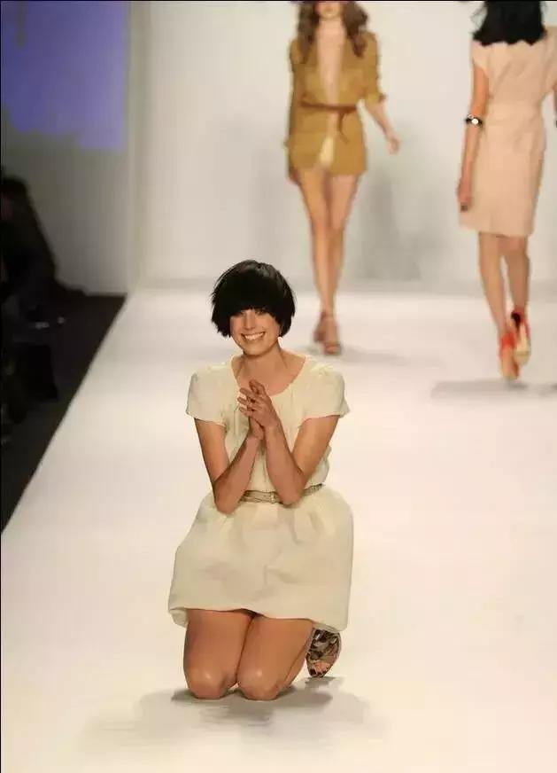 模特t台走秀跌倒视频,模特t台摔倒看着都疼