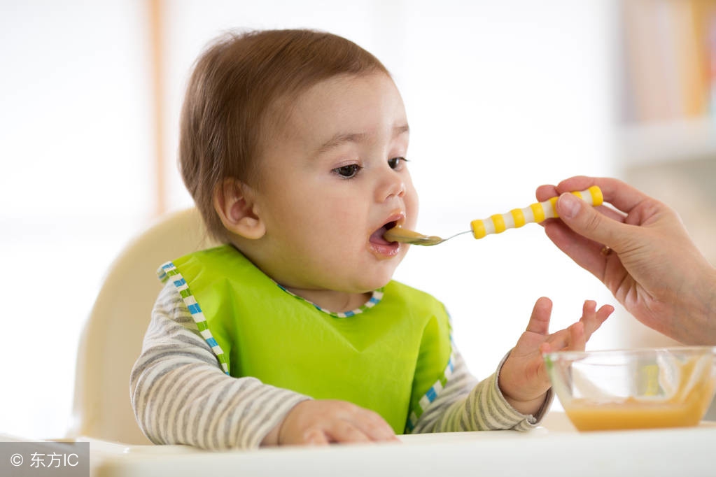 添加辅食的宝宝一天吃几次奶,收藏1岁内宝宝适合吃的辅食