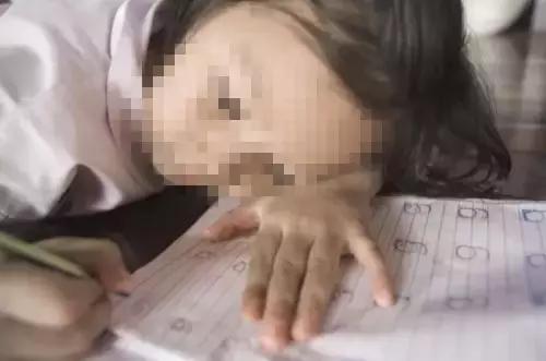 23岁姑娘撩起上衣，妈妈一看急疯了！暑假孩子一窝蜂看这病，再晚要吃大苦头！