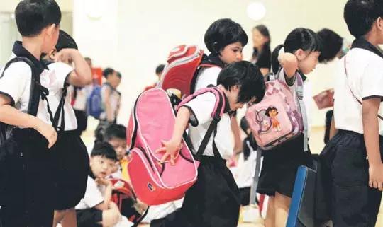 23岁姑娘撩起上衣，妈妈一看急疯了！暑假孩子一窝蜂看这病，再晚要吃大苦头！