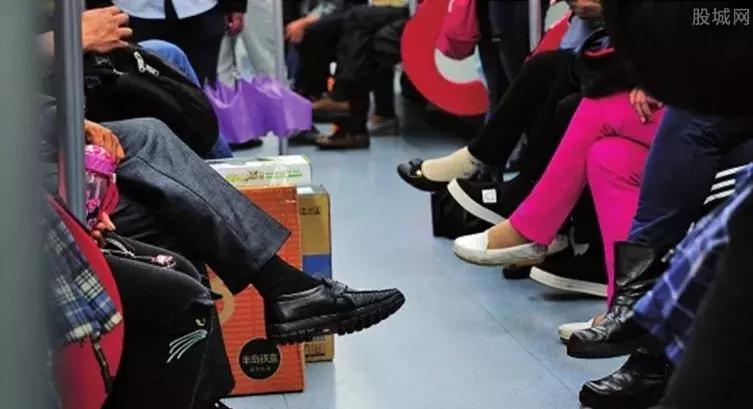 23岁姑娘撩起上衣，妈妈一看急疯了！暑假孩子一窝蜂看这病，再晚要吃大苦头！