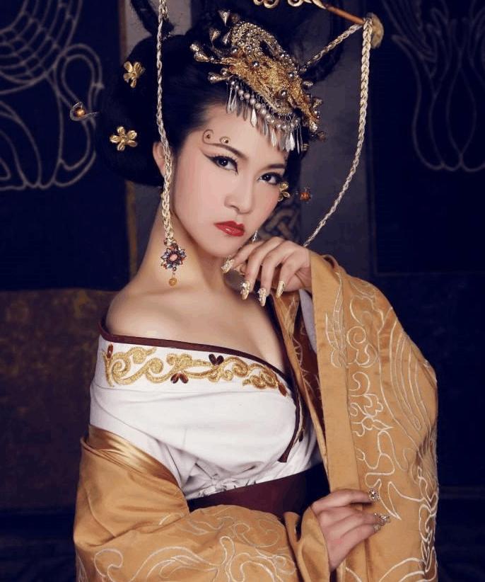 皇帝强行临幸貌美嫂子,皇后出轨侍卫行苟且之事生下儿子12岁当爹