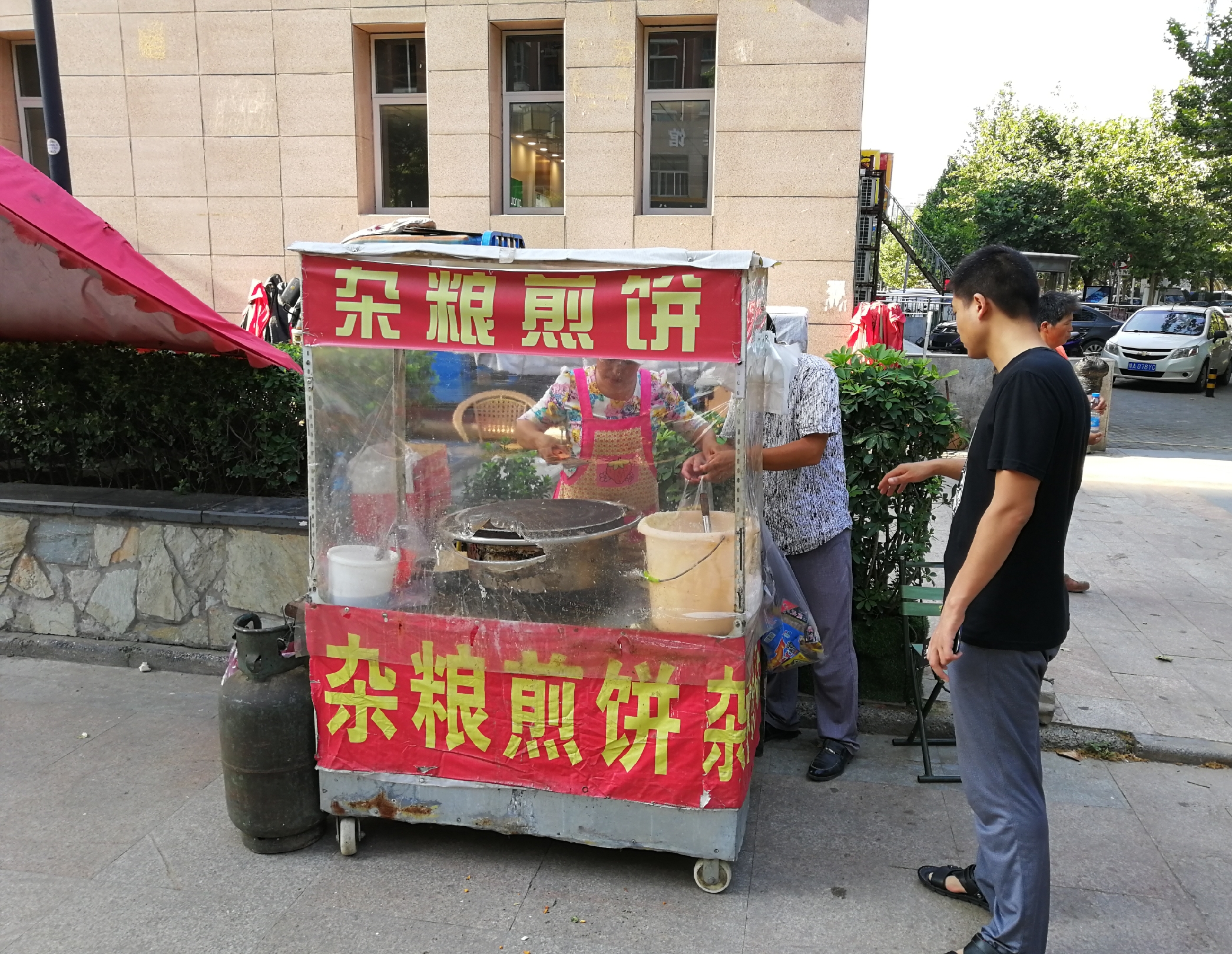 卖煎饼果子的大妈月入2w,超市门口摆摊卖煎饼果子