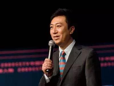 会议主持人暖场话术,会议主持人该如何活跃气氛