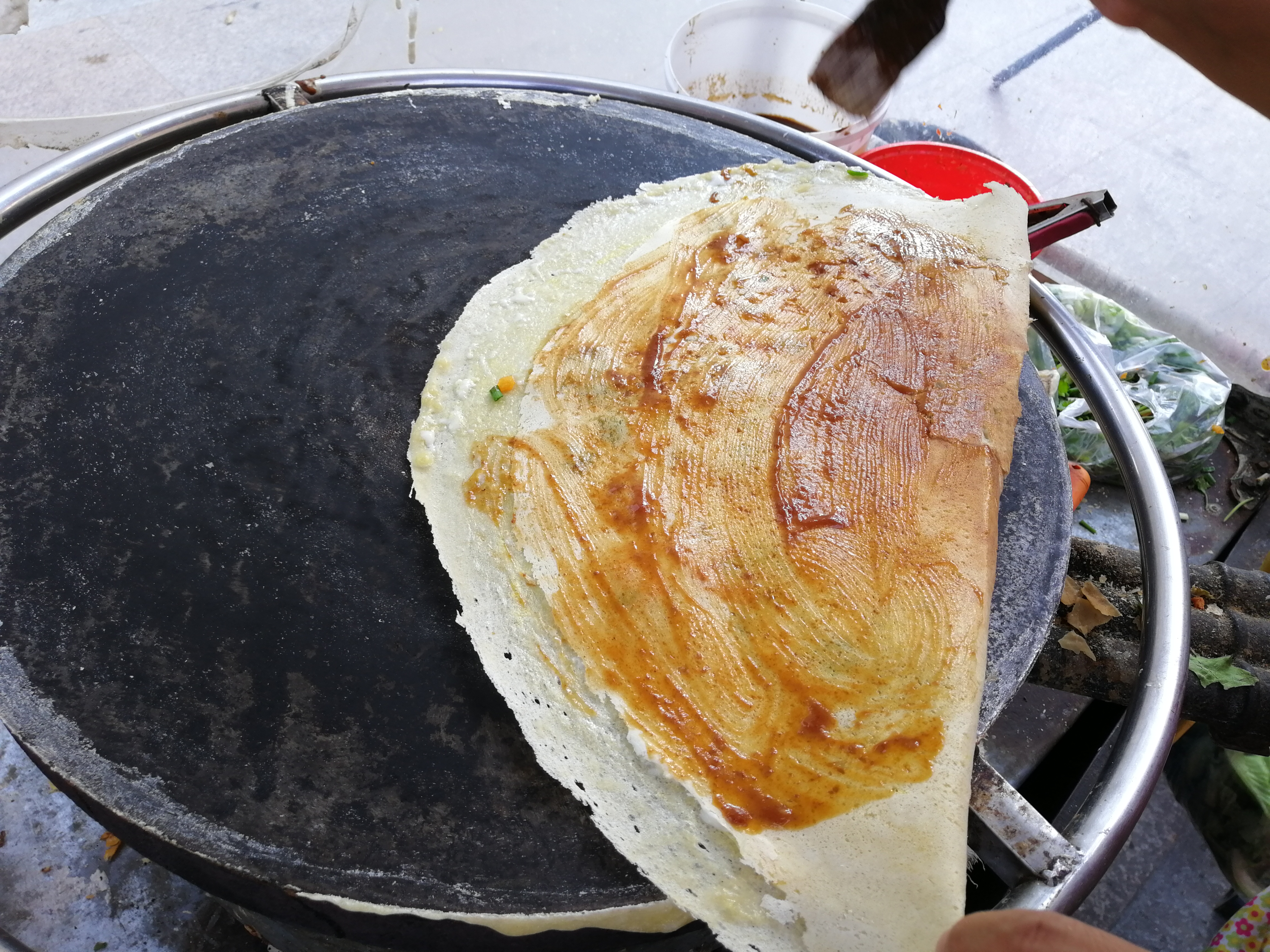 卖煎饼果子的大妈月入2w,超市门口摆摊卖煎饼果子