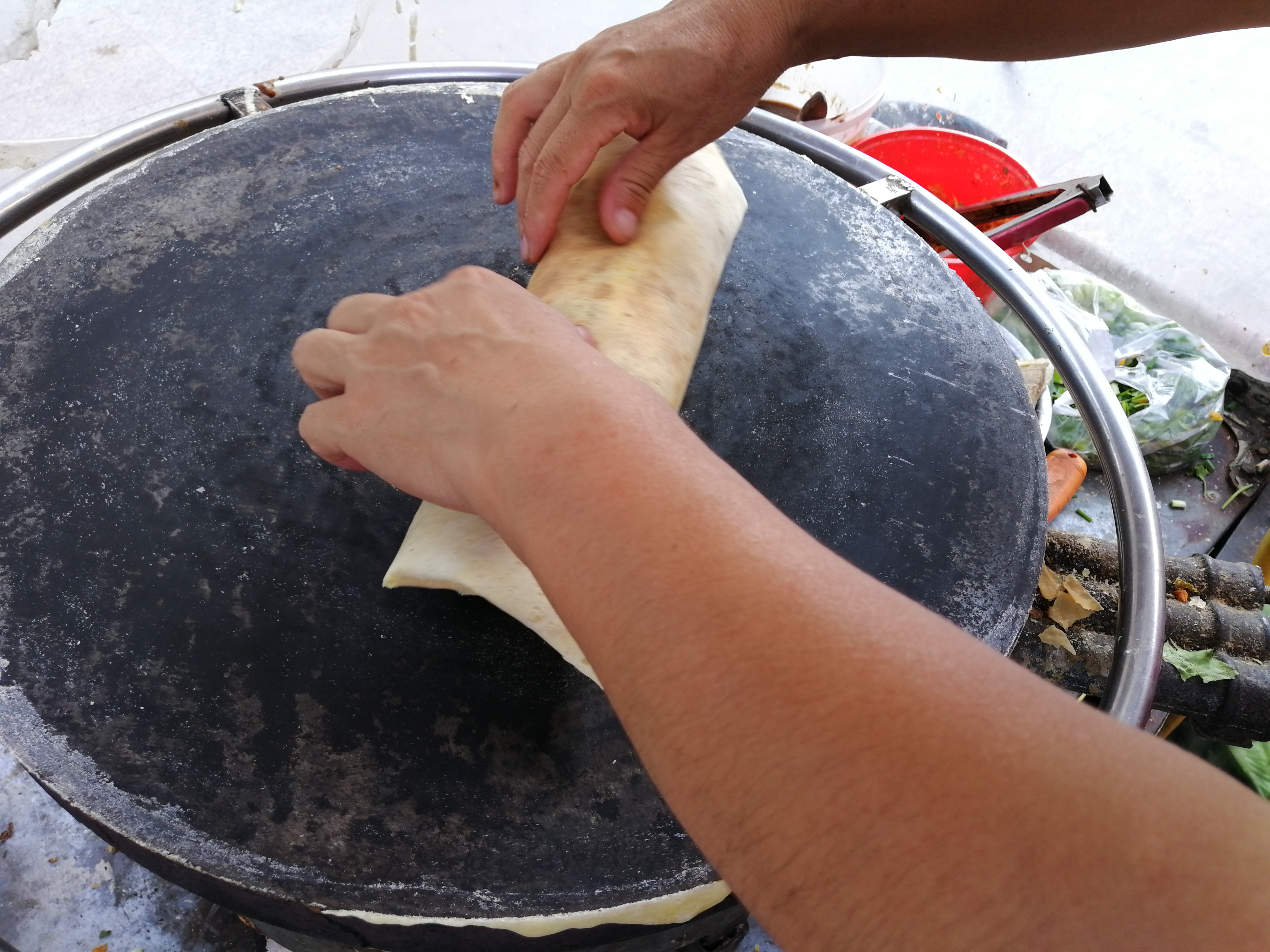 卖煎饼果子的大妈月入2w,超市门口摆摊卖煎饼果子