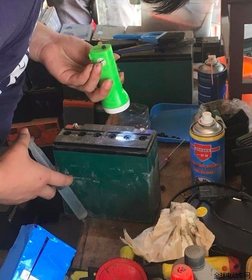 电动车一招解决充不进电,电动车充电充不进去一招解决