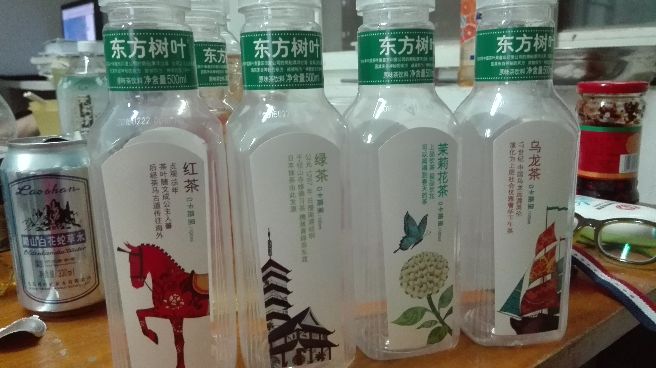 把崂山白花蛇草水放进雪碧瓶子里,格瓦斯搭配茶