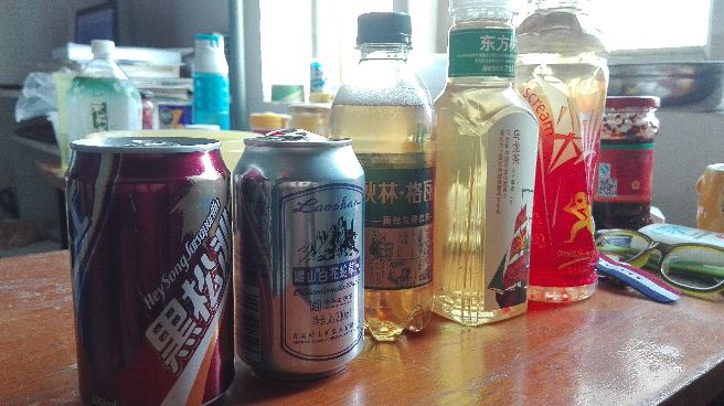 把崂山白花蛇草水放进雪碧瓶子里,格瓦斯搭配茶