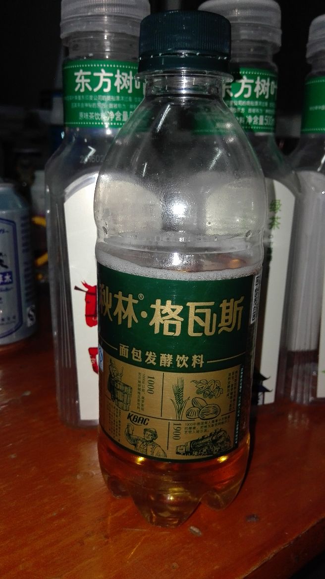 把崂山白花蛇草水放进雪碧瓶子里,格瓦斯搭配茶