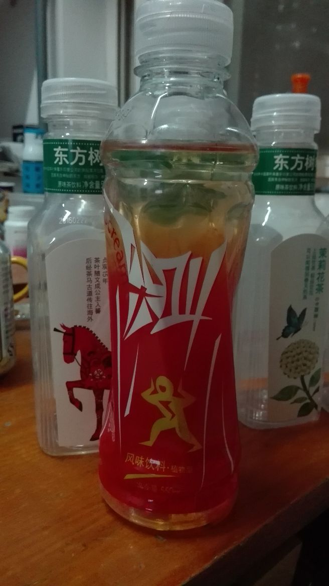 把崂山白花蛇草水放进雪碧瓶子里,格瓦斯搭配茶