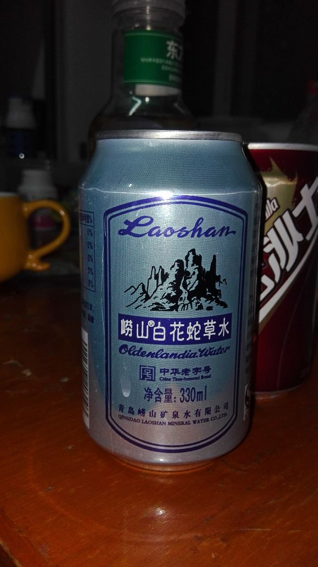 把崂山白花蛇草水放进雪碧瓶子里,格瓦斯搭配茶