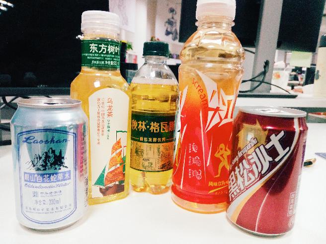 把崂山白花蛇草水放进雪碧瓶子里,格瓦斯搭配茶