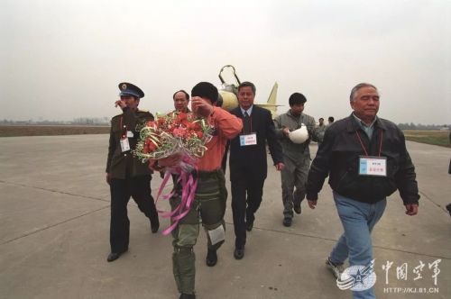 歼10首席试飞员,雷强试飞歼10视频