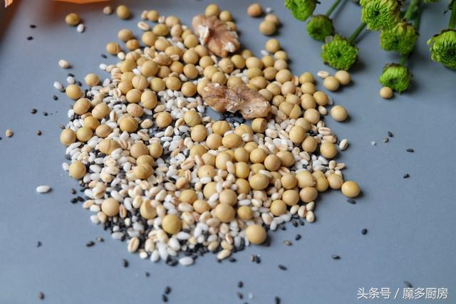 自制五谷豆浆和牛奶哪个更有营养,豆浆还可以怎么做更有营养