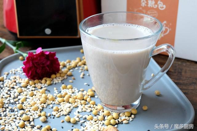 自制五谷豆浆和牛奶哪个更有营养,豆浆还可以怎么做更有营养