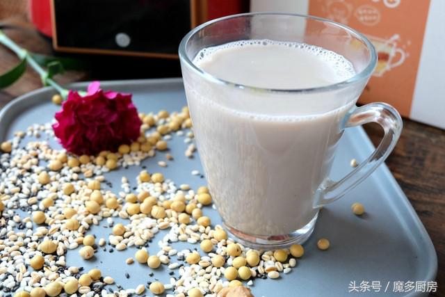 自制五谷豆浆和牛奶哪个更有营养,豆浆还可以怎么做更有营养