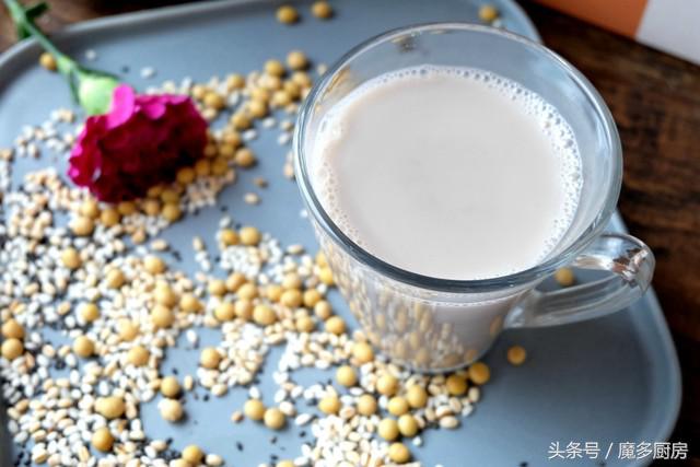 自制五谷豆浆和牛奶哪个更有营养,豆浆还可以怎么做更有营养