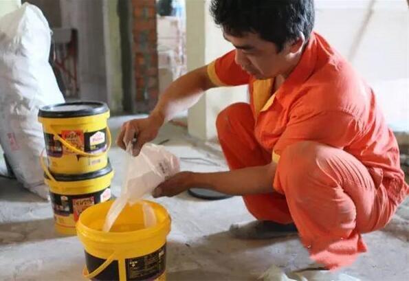 刚装修的房子为什么返潮,新房子还没入住就反碱了怎么补救