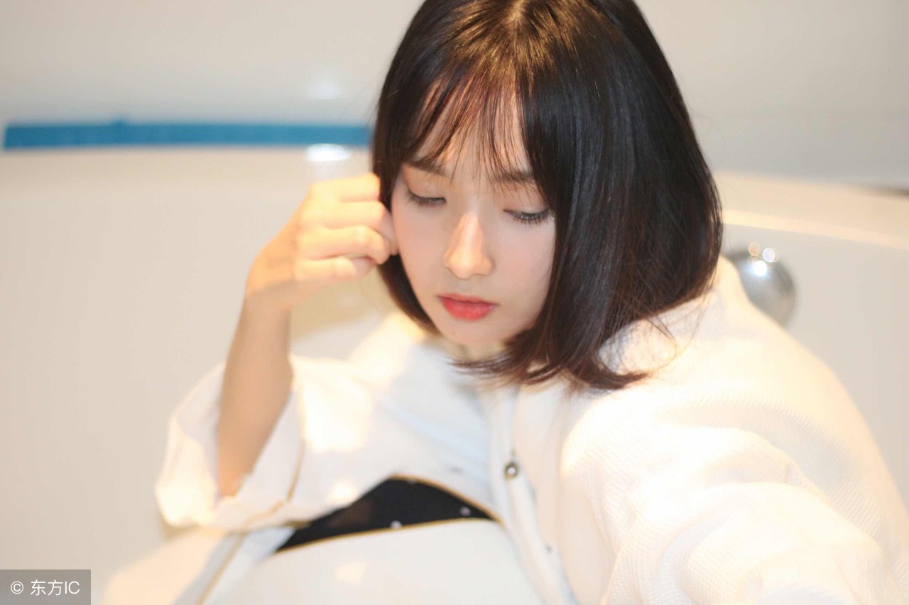 “听说，昨天院长和她订婚宴办得可奢华”“原来……他订婚了啊……”