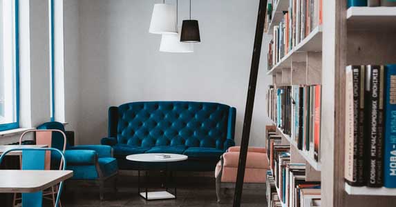 校草成总裁来学校招聘,面试通过后我合同上却写着:当他女友