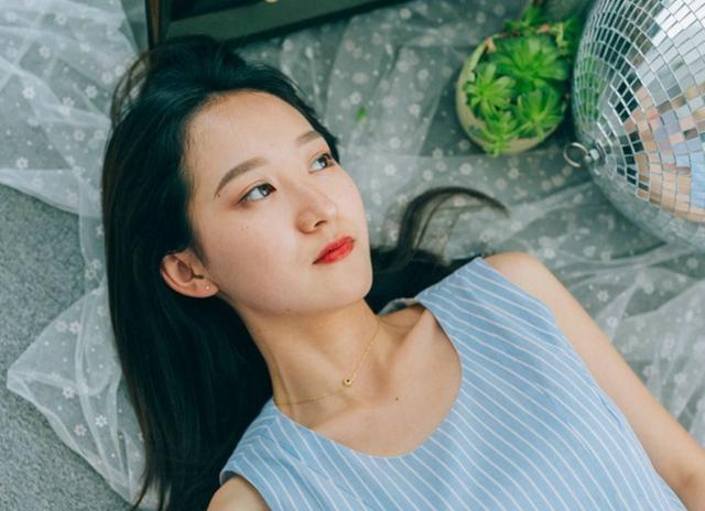 他会以为她是那种水性杨花的女人吧，她无奈地想着！