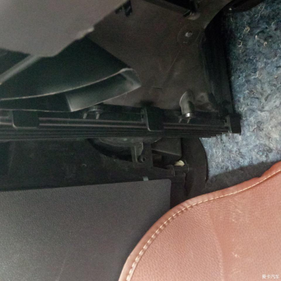 桑塔纳空调滤芯更换教程,自己动手换空调滤芯17款